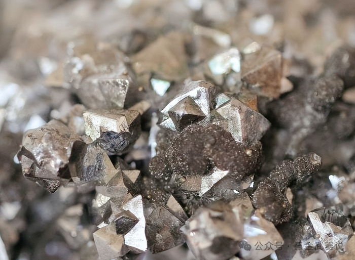 价值是黄金10倍!储量仅3000吨的全球最贵金属,铑到底是什么