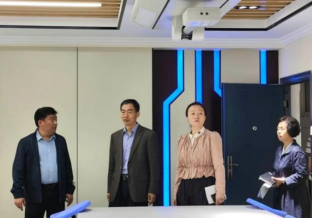 书法教室,体育器材室等各功能室,现场听取各位负责老师的工作汇报