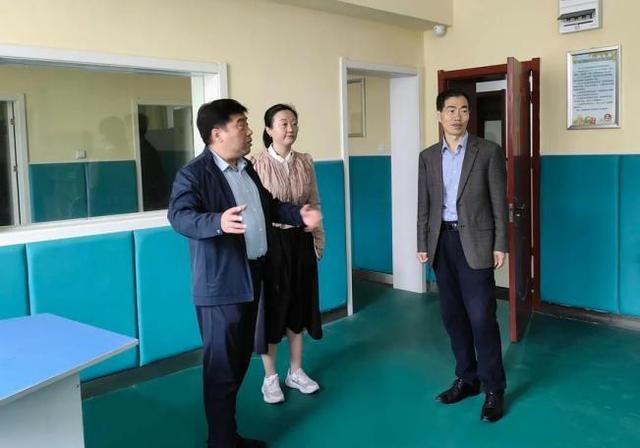 书法教室,体育器材室等各功能室,现场听取各位负责老师的工作汇报