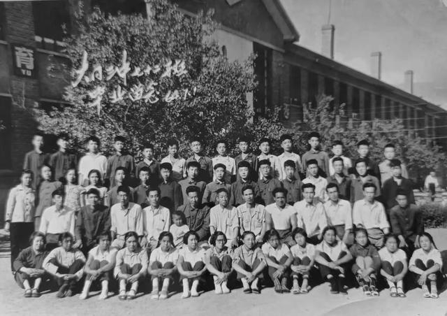 崔文玮的大同三中七十二班毕业大合影1964年8月,我考入了内蒙古邮电