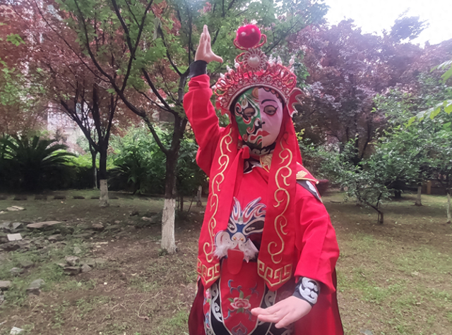 19岁"唐宝"表演川剧变脸,"只要坚持,总有希望"