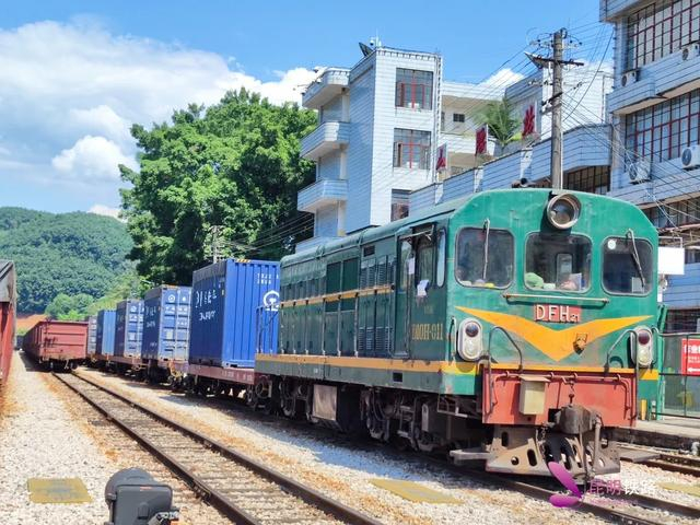 中越边境的国际联运列车 图片来源：中国铁路昆明局集团 