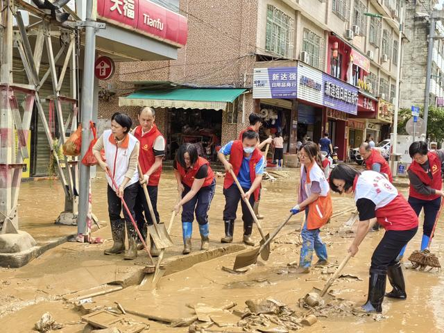 直击肇庆怀集县救援一线:内涝积水逐渐退去,干部群众加快恢复生产生活