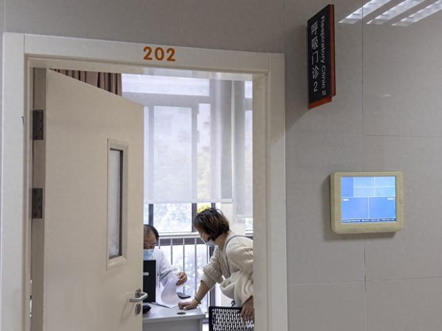 2024年4月3日，上海交通大学医学院附属第九人民医院，患者在呼吸道门诊室外等待就诊。 IC 图