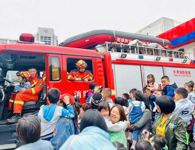 "童"行消防站,探秘"火焰蓝"|消防员|消防|消防站_新浪新闻