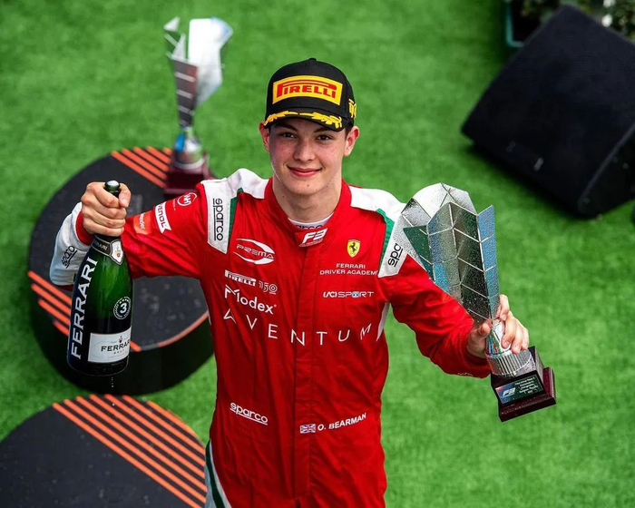 18岁法拉利赛车手一夜爆红:顶着最嫩的脸,开最狠的车!