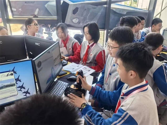 济南燕山中学开展"行走的思政课"科普研学活动