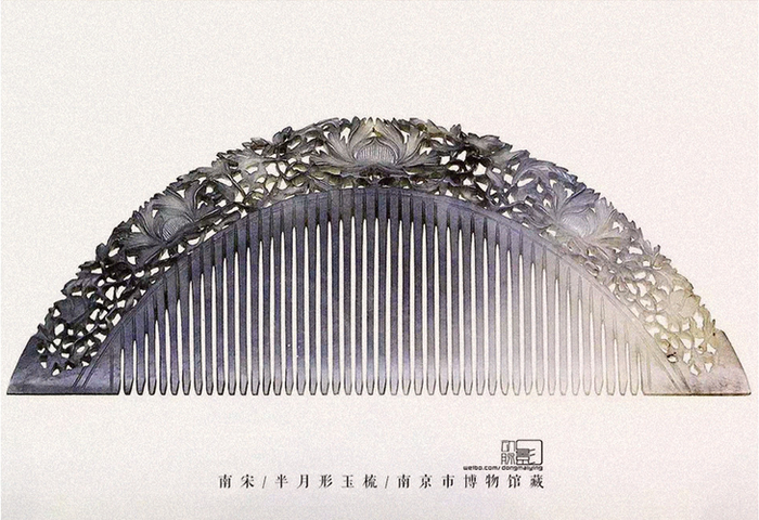 在古代,玉梳是可以插在头发上的饰品,与簪,钗,步摇等称为中国八大发饰