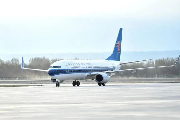 4月11日，克拉玛依古海机场，南方航空执飞的广州—郑州—克拉玛依航线复航。克拉玛依融媒实习记者 努尔夏提·尼加提 摄