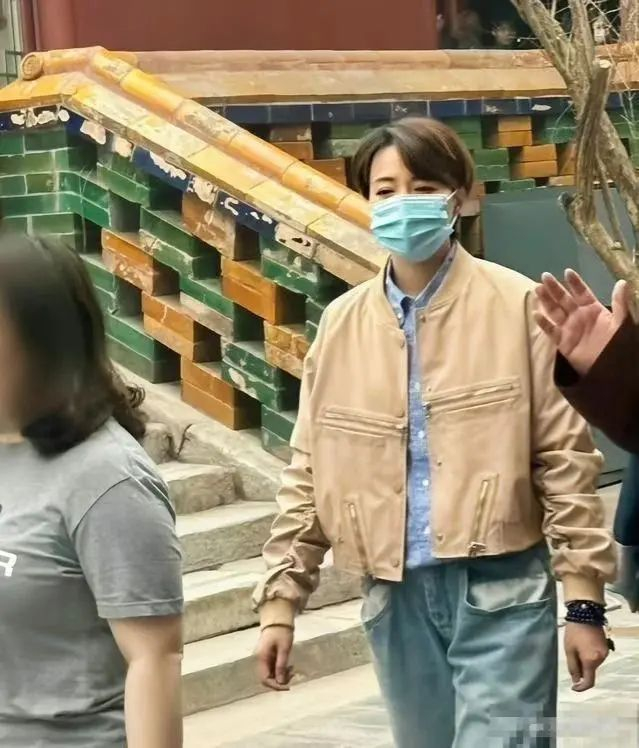 尽管董卿戴着口罩,将自己包裹得严严实实,但眼尖的网友还是凭借神情认