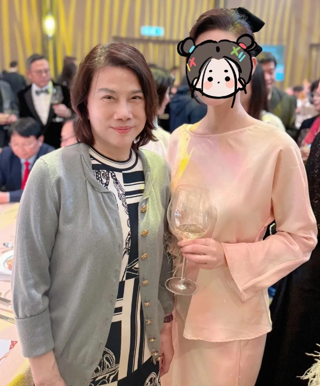 69岁董明珠与61岁何超琼罕见同框,一个赢在气场大,一个气质太绝