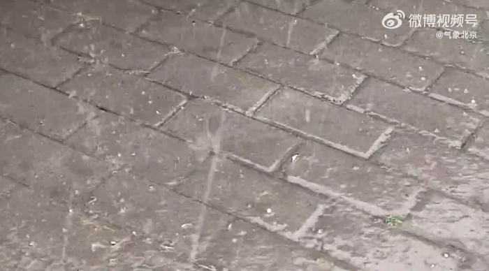 门头沟三家店冰雹，直径约2-3毫米