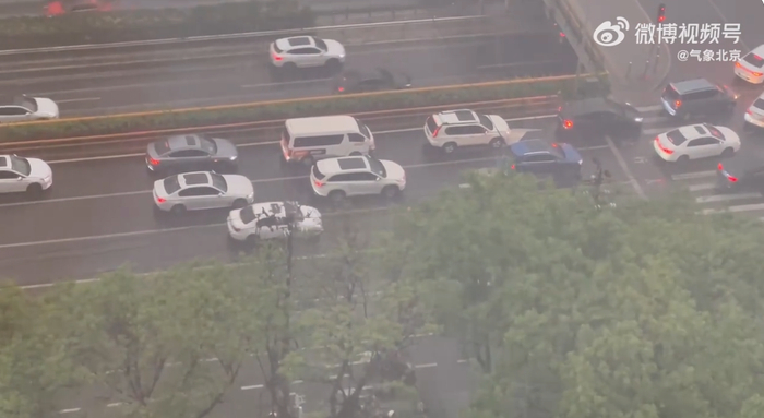 北四环瓢泼大雨中