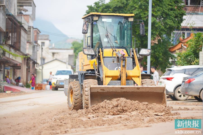 韶关市凤田村村民雨后清淤忙,盼修筑堤坝解决水患