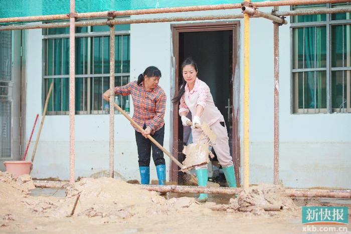 韶关市凤田村村民雨后清淤忙,盼修筑堤坝解决水患