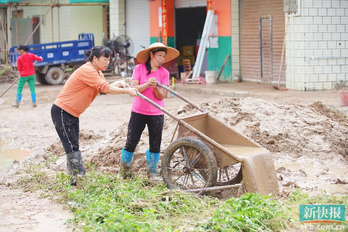 韶关市凤田村村民雨后清淤忙,盼修筑堤坝解决水患