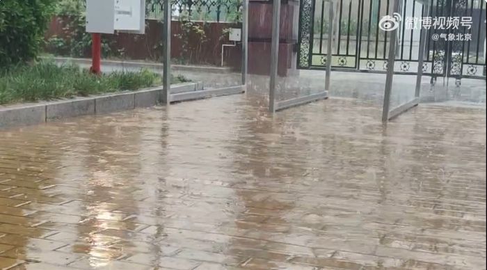 石景山五里坨出现雷雨天气伴有冰雹