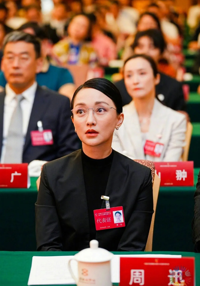 周迅去开会带火了职场新穿搭:西装 丝袜,上半身正式下半身时尚