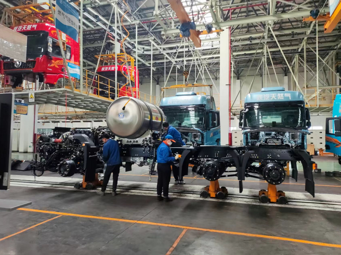 张胜杰/摄运输物料的车辆往返于库房和生产线之间,成千的零配件被