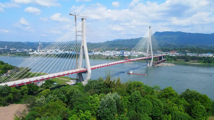 预计8月具备通车条件 四川泸州榕山长江大桥合龙