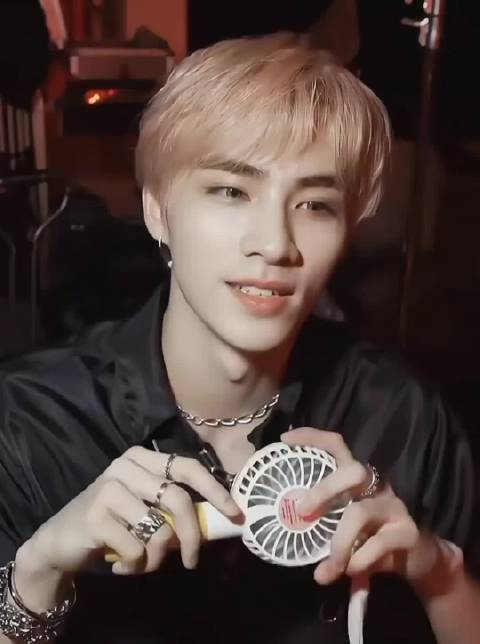 肖俊的眉目可能是我见过的最迷人的