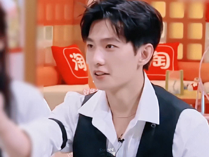 杨洋回复辛芷蕾啦 还约姐一起参加综艺了 话说两位在综艺里也都蛮有梗