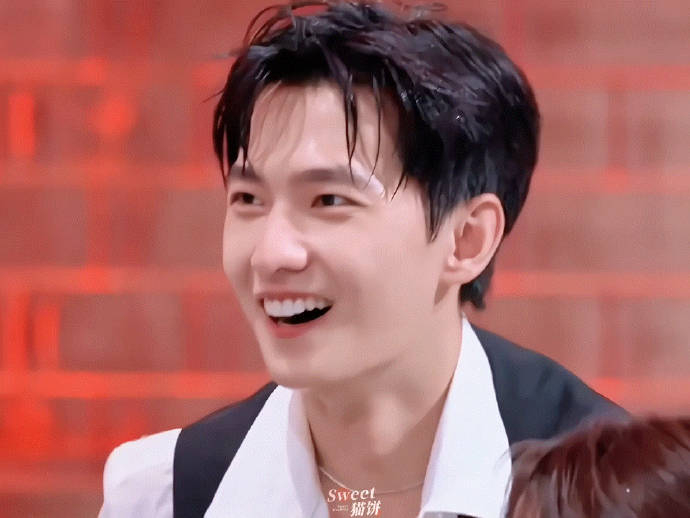 杨洋回复辛芷蕾啦 还约姐一起参加综艺了 话说两位在综艺里也都蛮有梗