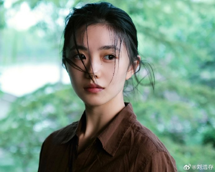 刘浩存夏日写真96,森系美少女,清纯可人,不得不说存子好适合淡妆