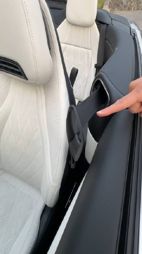 大部分德系跑车会在你上车之后主动把安全带给送过来