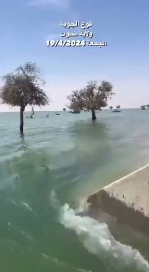 阿曼的沙漠中在暴雨过后形成了新湖泊,这样的情况在沙特阿拉伯也有