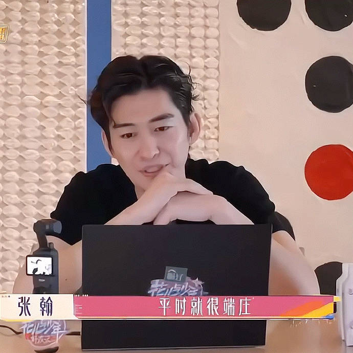 翻看张翰微博以及其他社交账号,发现他已经快两年没更新了,其他回好