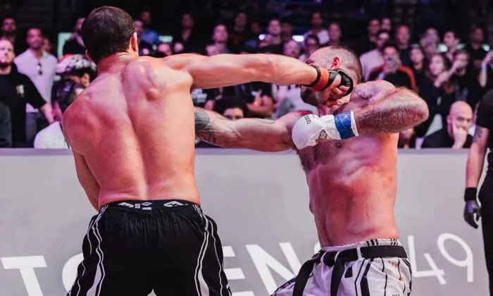 今年39岁的卢克-洛克霍德曾是ufc冠军,他曾在2015年12月于ufc194中tko