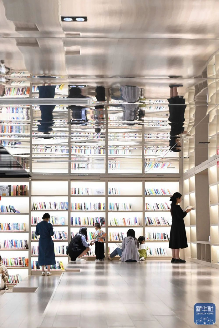 4月22日，市民在河北省石家庄市鹿泉区龙泉湖公园内的城市书房阅读。新华社发（陈其保 摄）