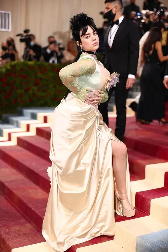 回顾 billie eilish 的 7 套经典造型