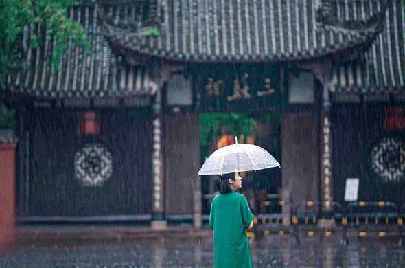 自媒体博主“意公子”在四川眉山三苏祠门口，准备拍摄微信视频号等平台的读书节目。受访者供图