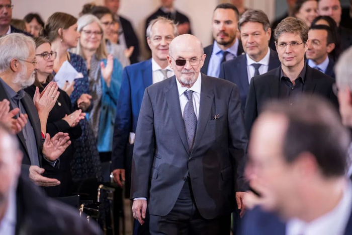 世界读书日x拉什迪:新书《刀》出版,用艺术回击暴力