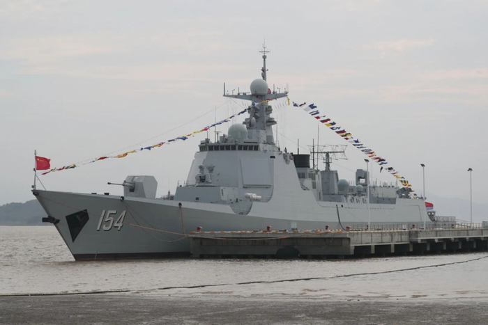 较大的市以及党史军史有重要意义的地级行政区划名命名,如:海军福州舰