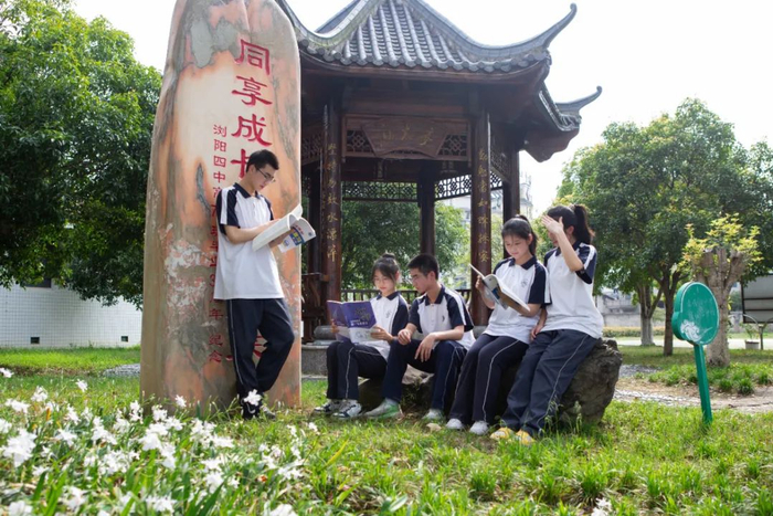 浏阳市第四中学都染上了春意校园的每个角落学子走过的廊桥鱼儿畅游的