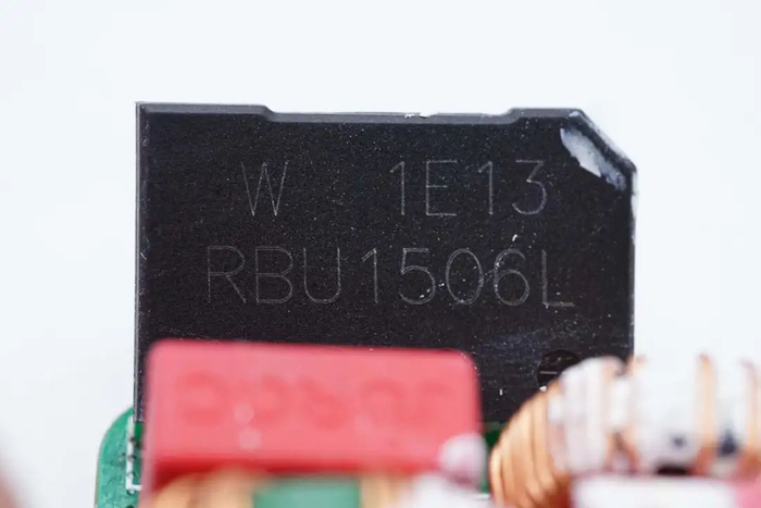 背面焊接pfc hfb二合一控制器,pfc开关管,pfc整流管,氮化镓半桥芯片