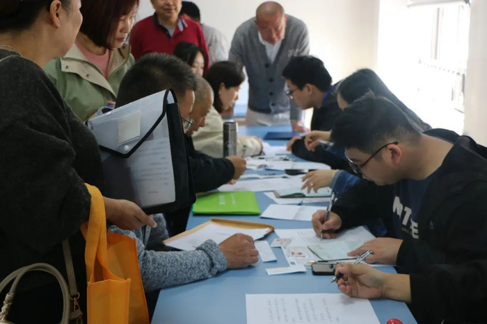 经过一系列严谨的资料审核,结算核对以及入住办理,村民们纷纷拿到了