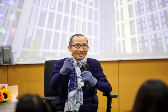 他笑着上课,学生为何哭了?