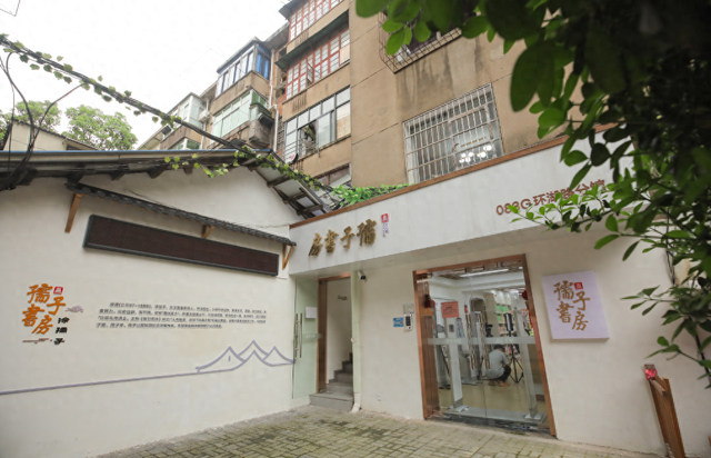 作者供图登临滕王阁远眺江面,耳边响起"人杰地灵,徐孺下陈蕃之榻"的