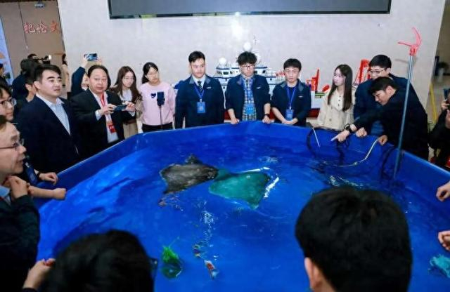 专家展示智能软体仿生鱼。上海海洋大学供图