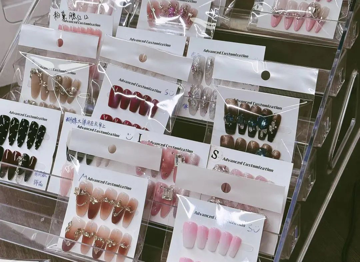 各色各样的穿戴甲。（图/时代周报记者王晨婷 摄）