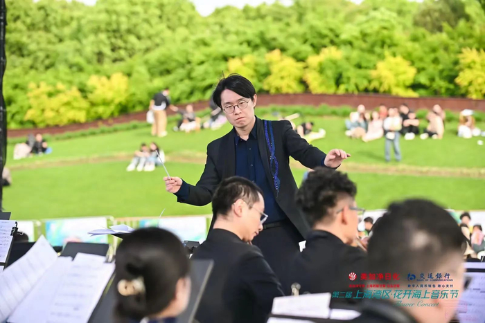 4月20日，指挥俞璟安执棒上海轻音乐团，带来户外主题音乐会“风从海上来•爱之经典音乐会”