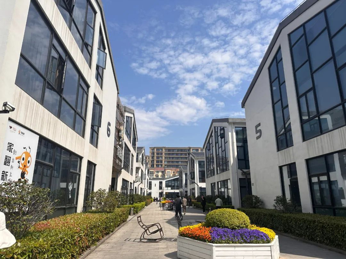 路街道的漕河泾牌楼智谷科技园正打破着人们对于科技产业园的传统印象