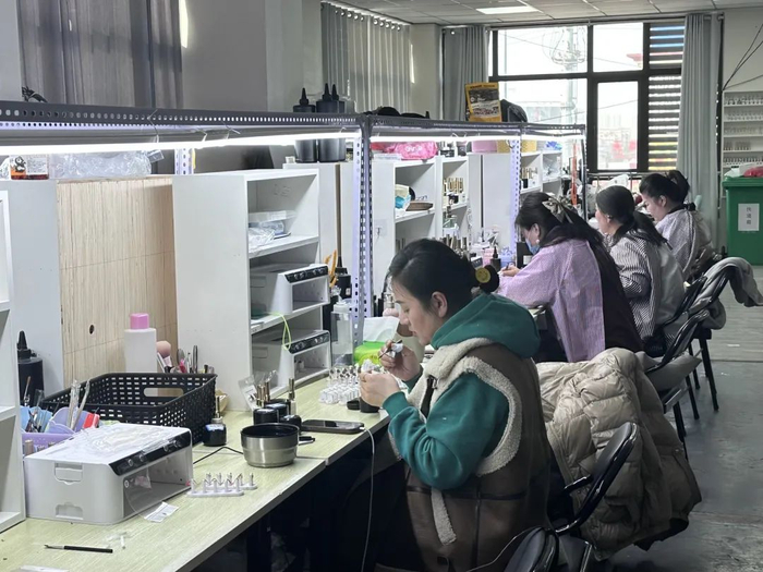 东海有大量待业女性进入穿戴甲行业。（图/时代周报记者王晨婷 摄）