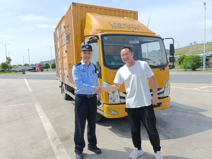 司机视角感受赣北高速  换位思考体现执法担当——记省高速警察直属二