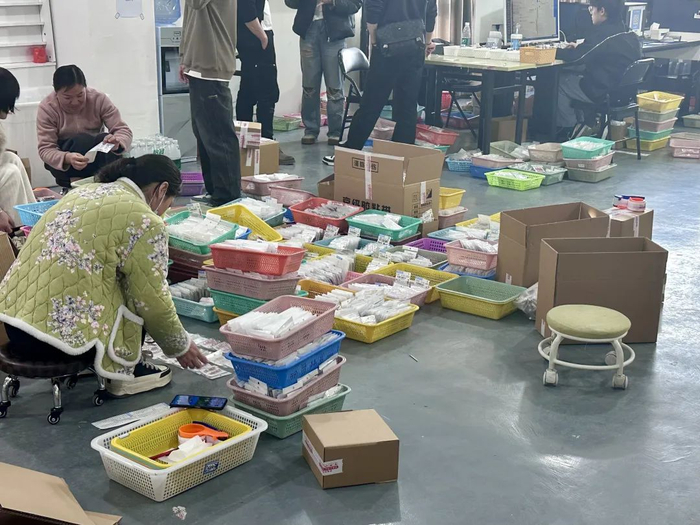 在东海县打包穿戴甲的批发商们。（图/时代周报记者王晨婷 摄）