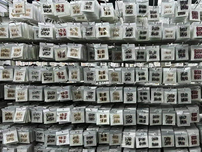 几乎每个源头厂家都有数千个穿戴甲款式。（图/时代周报记者王晨婷 摄）